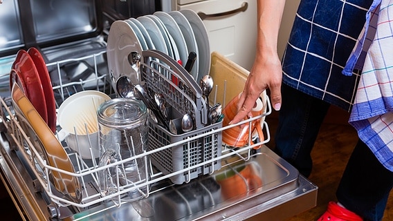 Geschirr und ein Topf in einer Spülmaschine © colourbox Foto: Kzenon