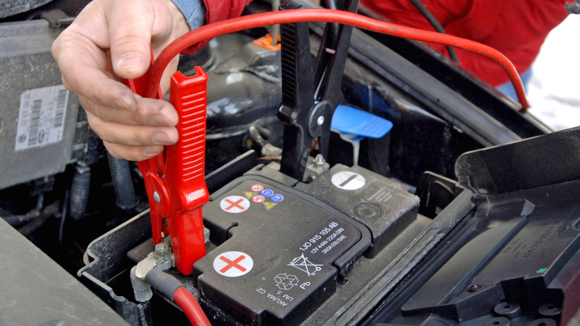 Autobatterie laden ohne Steckdose Starthilfe ohne die Motorhaube