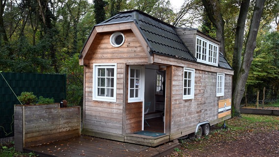 Ein Tiny House mit Holzfassade und weißen Fensterrahmen steht auf einem Grundstück. © picture alliance/dpa | Federico Gambarini Foto: Federico Gambarini