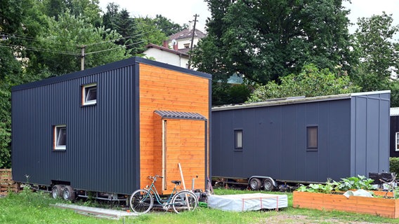 Auf einem Campingplatz stehen zwei Tiny Houses. © picture alliance/dpa | Uli Deck Foto: Uli Deck