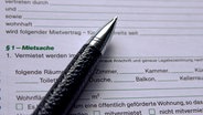 Ein Stift liegt auf einem Mietvertrag. © Colourbox Foto: #262486