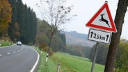 Ein Verkehrszeichen "Vorsicht Wildwechsel" steht an einer Landstraße. © dpa-Bildfunk Foto: Swen Pförtner