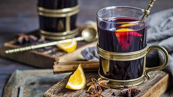 Ein Glas mit Glühwein © imago images/Westend61 