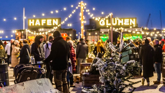 Besucher auf dem Weihnachtsmarkt Hafenglühen in Lübeck. © LTM 