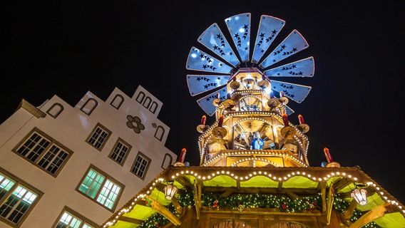 Eine beleuchtete Riesen-Pyramide auf dem Rostocker Weihnachtsmarkt. © Colourbox Foto: Rico Ködder