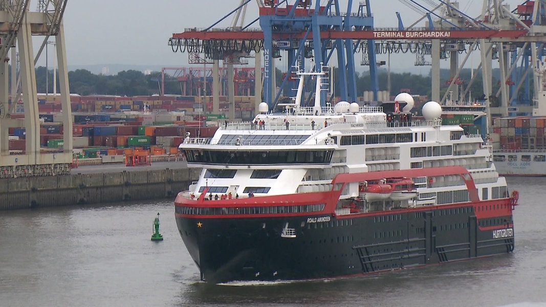 Hybrid Schiff Legt Im Hamburger Hafen An Ndrde