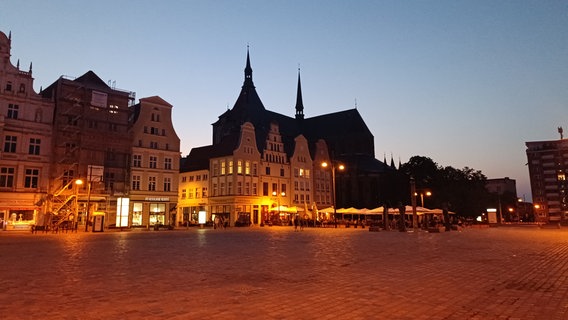 Der Neue Markt in Rostock bei Nacht © NDR 