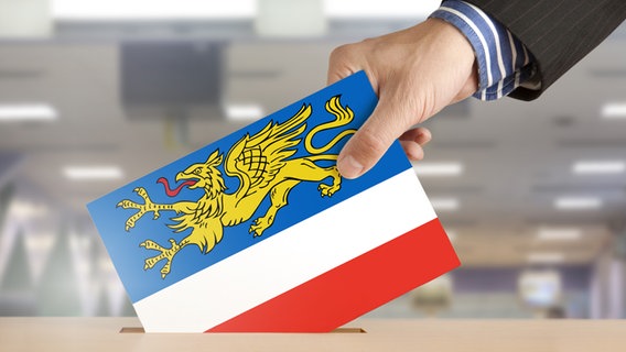 Stimmzettel mit Rostocker Wappen der in eine Wahlurne geworfen wird. © Fotolia Foto: AndreL