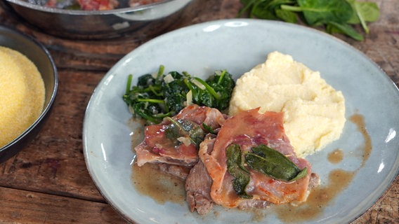 Saltimbocca mit Polenta und Spinat © NDR Foto: Florian Kruck