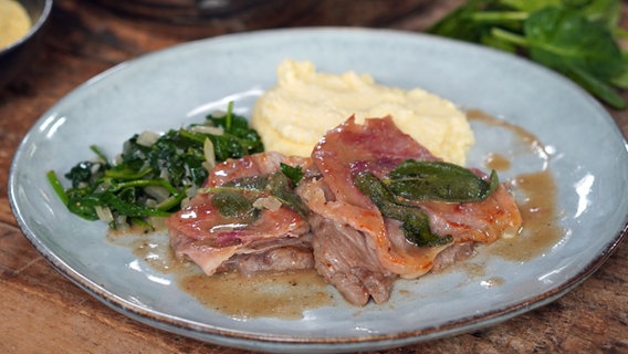 Saltimbocca mit Polenta und Spinat © NDR Foto: Florian Kruck