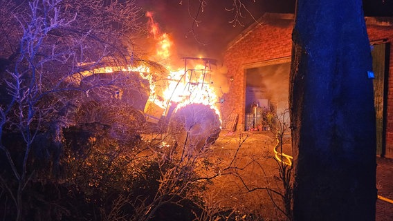 Landmaschinen brennen in einer Scheune © Polizei Stade Foto: Polizei Stade