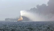 Auf dem Handout-Foto ist schwarzer Rauch zu sehen, der nach einer Kollision zwischen einem Öltanker und einem Frachtschiff vor der Küste von East Yorkshire in die Luft steigt. Der Tanker sei in Brand geraten, berichtete die BBC. Rettungsbote und Löschmannschaften seien nahe der Küste von East Yorkshire vor Ort. © Bartek Smialek/PA Media/dpa Foto: Bartek Smialek