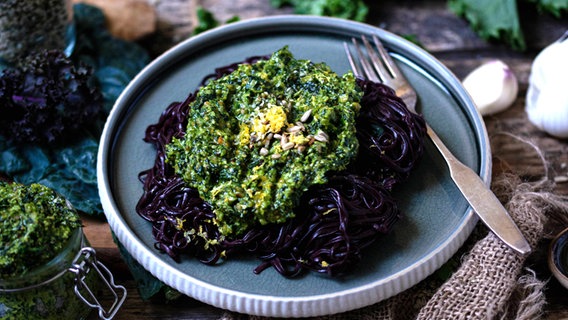 Schwarzkohlpesto mit schwarzen Nudeln © Katja Mathes Foto: Katja Mathes