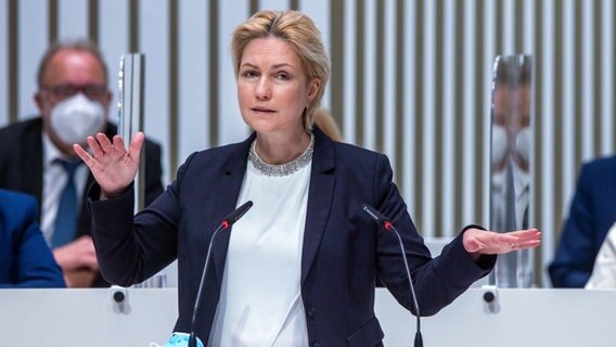 Prime Minister Manuela Schwesig speaks in front of the state parliament in Schwerin on January 21, 2021.  © dpa photo: Jens Büttner