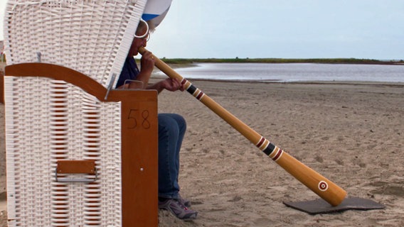 Didgeridoo Spieler Matthis Offner im Strandkorb © NDR 