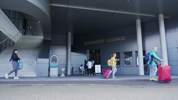 Die Seafarers Lounge im Kieler Kreuzfahrtterminal von außen. © NDR 