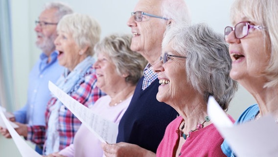 Senioren singen im Chor. © highwaystarz Foto: fotolia