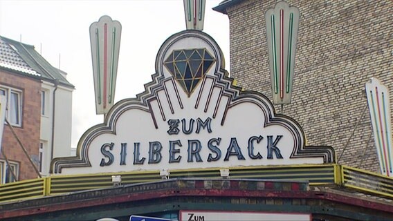 Schild über der Kiez-Kneipe "Zum Silbersack."  