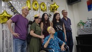 Eine Seniorin aus Singapur feiert ihren hundertsten Geburtstag mit der Familie. © NDR Sceenshots 