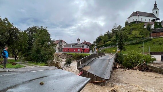 Eine Brücke ist in Stahovica nahe der Stadt Kamnik eingestürzt. © AP/dpa Foto: Miro Majcen