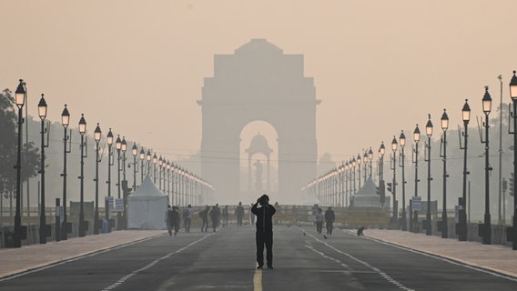 Das India Gate in Neu Delhi im Smog © picture alliance / ZUMAPRESS.com | Kabir Jhangiani Foto: Kabir Jhangiani