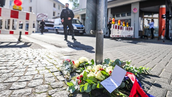 Nach der Messerattacke beim Solinger Stadtfest liegen Blumen auf einem Gehweg in der Innenstadt in der Nähe des Tatorts. © dpa Foto: Christoph Reichwein