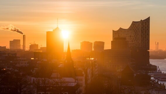 Die Sonne geht über der Hamburger Hafencity auf © picture alliance/dpa | Daniel Bockwoldt Foto: Daniel Bockwoldt