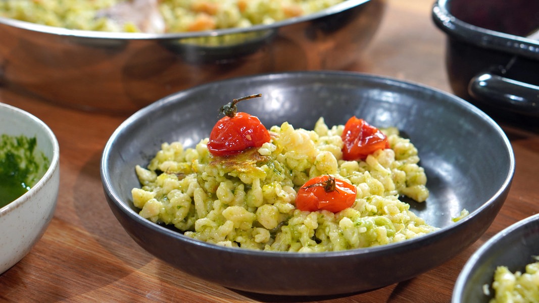 DAS! schmeckt: Dinkel-Spätzle mit Bärlauch und Kirschtomaten | NDR.de ...