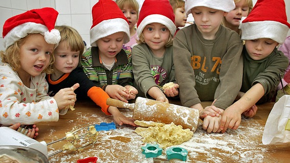 In einem Kindergarten backen Kinder Weihnachtsplätzchen. © dpa-Zentralbild Foto: Patrick Pleul