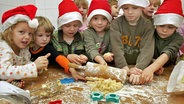 In einem Kindergarten backen Kinder Weihnachtsplätzchen. © dpa-Zentralbild Foto: Patrick Pleul