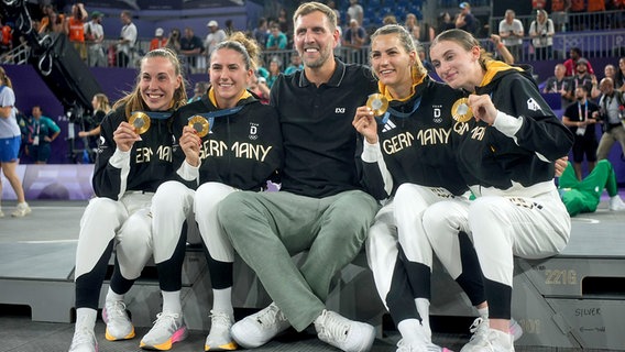 Die deutschen Basketballerinnen nach dem Sieg im 3x3 bei Olympia © picture alliance / HMB Media | Steffie Wunderl 