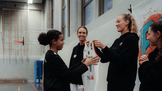 Geschenke von Basketball-Nationalspielerin Marie Gülich © PGP/Aleyna Demirel Foto: PGP/Aleyna Demirel