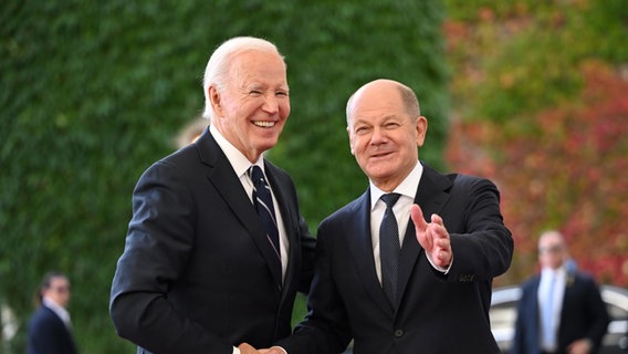 US-Präsident Joe Biden schüttelt Bundeskanzler Olaf Scholz in Berlin die Hand. © picture alliance/dpa | Sebastian Gollnow Foto: Sebastian Gollnow