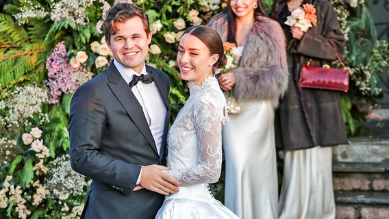 Schach-Star Magnus Carlsen bei der Hochzeit mit Ella Victoria Malone © picture alliance/dpa/NTB/AP | Amanda Pedersen Giske 