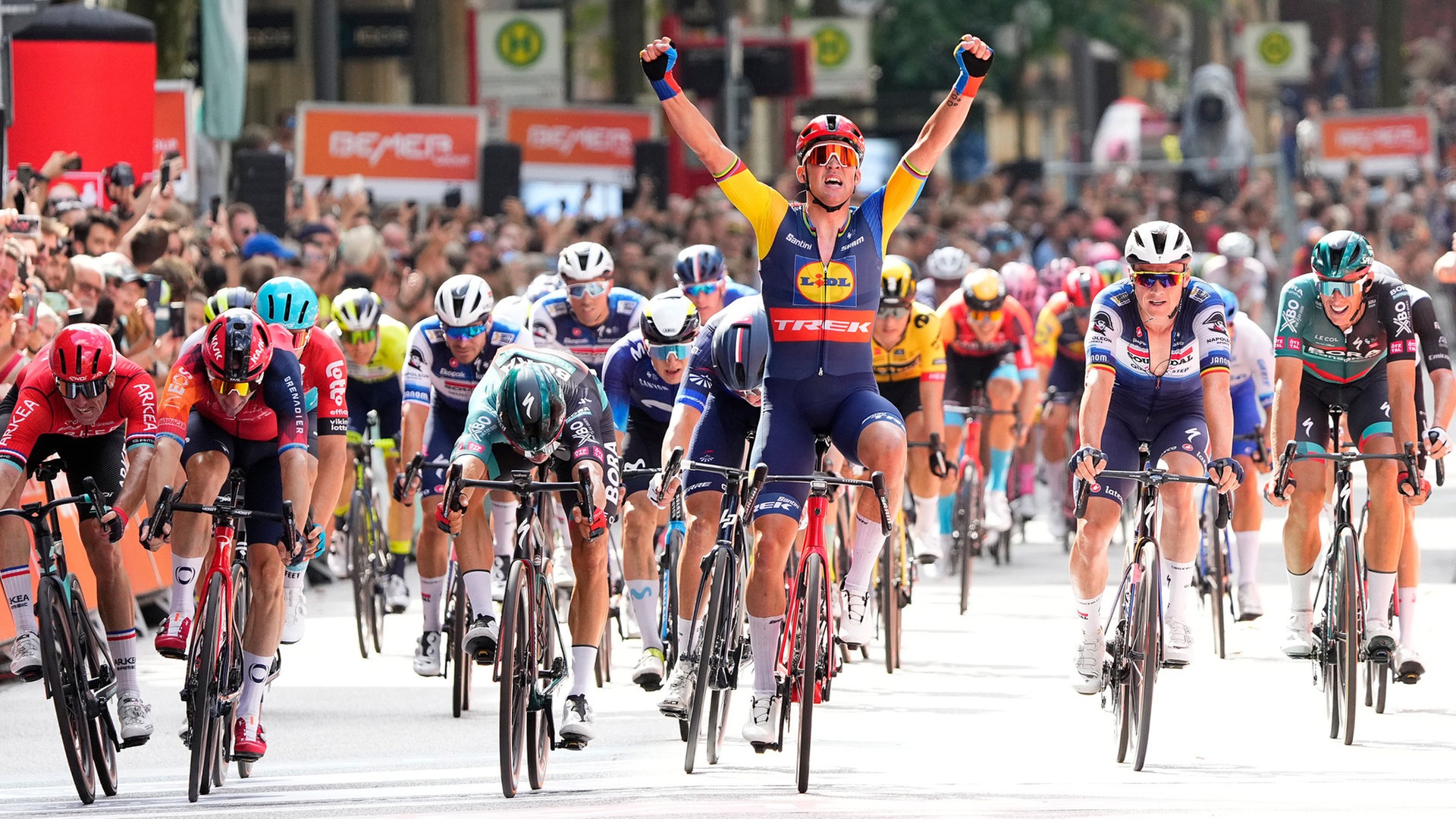 Cyclassics: Mads Pedersen gewinnt in Hamburg