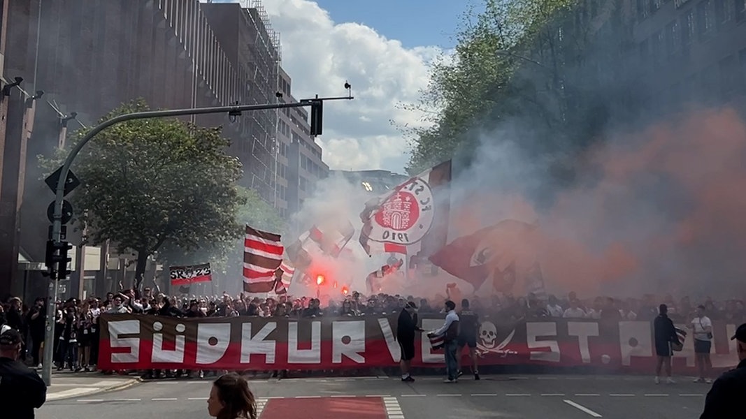 Feierstimmung beim Fanmarsch des FC St. Pauli | NDR.de - Sport - Fußball