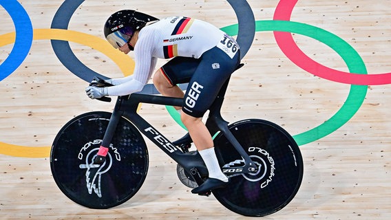 Die Radsportlerin Lea Sophie Friedrich aus Deutschland auf der Bahn bei den Olympischen Spielen in Paris. © IMAGO / frontalvision.com 