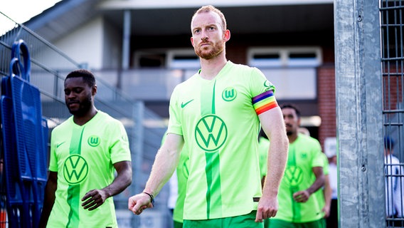 Maximilian Arnold (r.) vom Fußball-Bundesligisten VfL Wolfsburg © IMAGO / Noah Wedel 