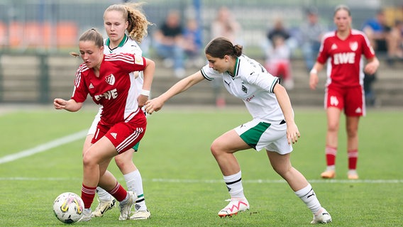 Aurichs Lucy Marleen Minne (vorne links) am Ball © Jens Doden 