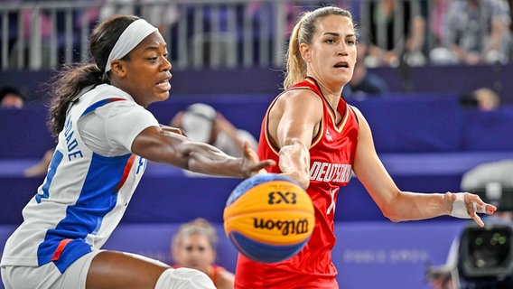 Basketballerin Sonja Greinacher (r.) im 3x3-Duell bei Olympia gegen Frankreich in Aktion © IMAGO / Goal Sports Images 