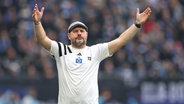 HSV-Trainer Steffen Baumgart gestikuliert. © IMAGO / regios24 