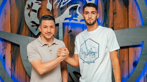 Hansa Rostocks Direktor Profifußball Amri Shapourzadeh (l.) mit Neuzugang Albin Berisha. © FC Hansa Rostock 