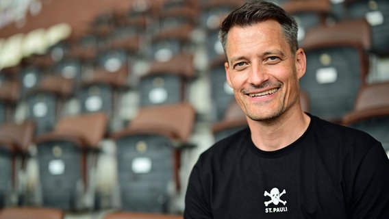 Alexander Plessen, coach of FC St. Pauli, during his presentation © witters 