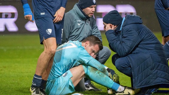 Torhüter Patrick Drewes vom VfL Bochum sitzt am Boden © IMAGO/Matthias Koch 