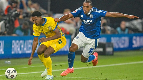 Sanoussy Ba von Eintracht Braunschweig (l.) im Zweikampf mit Schalkes Anton Donkor © IMAGO/pepphoto Foto: Horst Mauelshagen