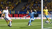 Martijn Kaars (l.) vom 1. FC Magdeburg erzielt den Treffer zum 1:0 im Auswärtsspiel bei Eintracht Braunschweig © picture alliance/dpa | Swen Pförtner 