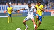 Livan Burcu (l.) vom 1. FC Magdeburg im Duell mit Johan Gomez von Eintracht Braunschweig © picture alliance/dpa | Swen Pförtner 