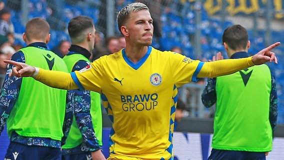 Jubel bei  Lino Tempelmann von Eintracht Braunschweig © IMAGO / Jan Huebner 