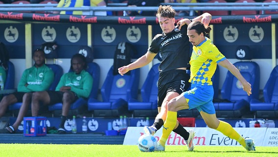 Rayan Philippe (r.) von Eintracht Braunschweig im Duell mit Reno Münz von der SpVgg Greuther Fürth © IMAGO / Zink 