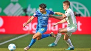 Johan Gomez (l.) von Eintracht Braunschweig im Duell mit Dennis Srbeny von der SpVgg Greuther Fürth © picture alliance/dpa | Daniel Karmann 